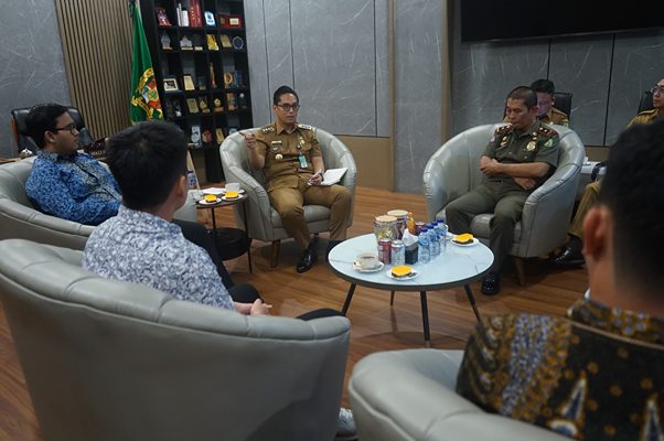 Foto: Wali Kota Medan Rico Tri Putra Bayu Waas saat berbincang hangat dengan Dimas A Kurniawan Podcast di Rumah Dinas Wali Kota Medan, Senin (21/7/2025).(Dok:Diskominfo Medan)