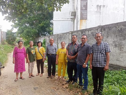 Foto: Anggota DPRD Medan Binsar Simarmata dan Lurah Kwala Bekala Irwanta Ginting foto bersama warga persis di dekat drainase yang tak berfungsi di Gang Qubah Jalan Pintu Air 4, Medan, Minggu (20/7/2025).(Ist)