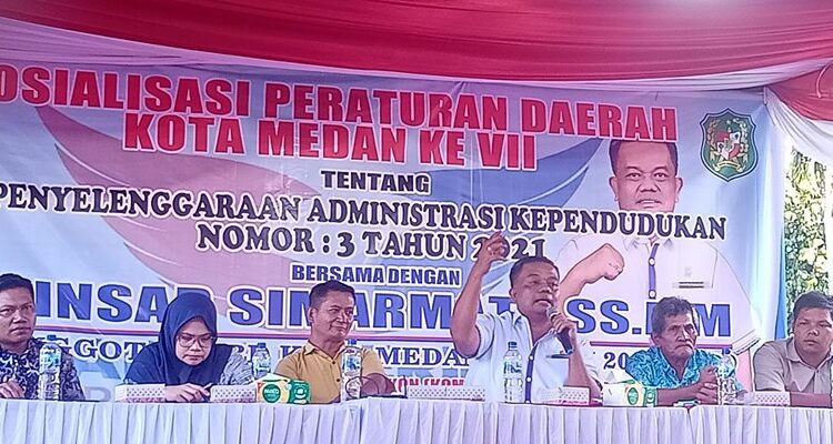 Foto: Anggota DPRD Medan Binsar Simarmata merespon keluhan warga saat mengelar Sosper daerah Kota Medan di halaman GKPI Imanuel, Jalan Bunga Rampe, Medan, Sabtu (19/7/2025).(Ist)