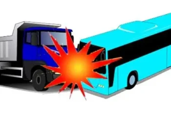 Foto: Tabrakan Bus Penumpang dan Truk Pengangkut Sayur, 6 Orang Luka-luka 6