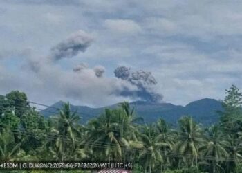 Foto: Dua Gunung di Pulau Halmahera Meletus Tadi Siang 2
