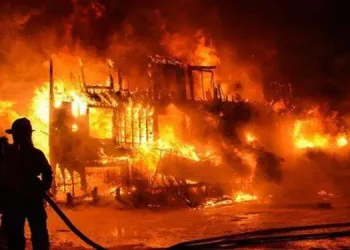 Foto: Kebakaran Besar Hanguskan Tiga Rumah dan Lokasi Usaha di Kabupaten Karo 3