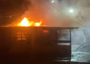 Foto: Api Mengamuk di Permukiman Warga di Medan, Banyak Rumah Hangus Terbakar 2