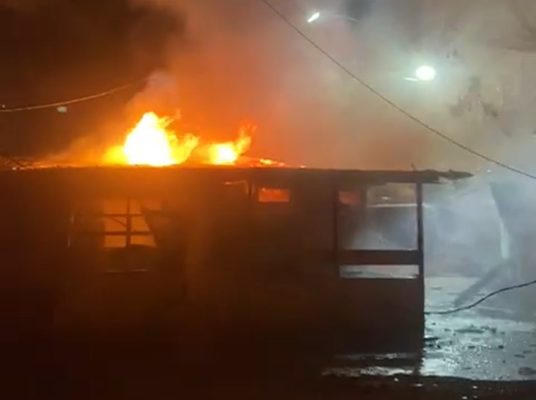 Foto: Kebakaran besar melanda kawasan tempat tinggal di Jalan Putri Hijau, Kelurahan Kesawan, Kecamatan Medan Barat, Kota Medan, pada Minggu pagi, 20 Juli 2025, sekitar pukul 03. 32 WIB.(Istimewa)