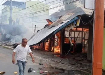 Foto: Empat Kios Semi Permanen dan Satu Rumah di Padangsidimpuan Hangus Terbakar 4