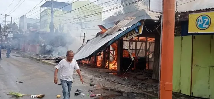 Foto: Empat unit kios dan satu rumah di Jalan Jenderal Sudirman di Padangsidimpuan Utara terbakar habis pada Rabu (9/7/2025).(Istimewa)