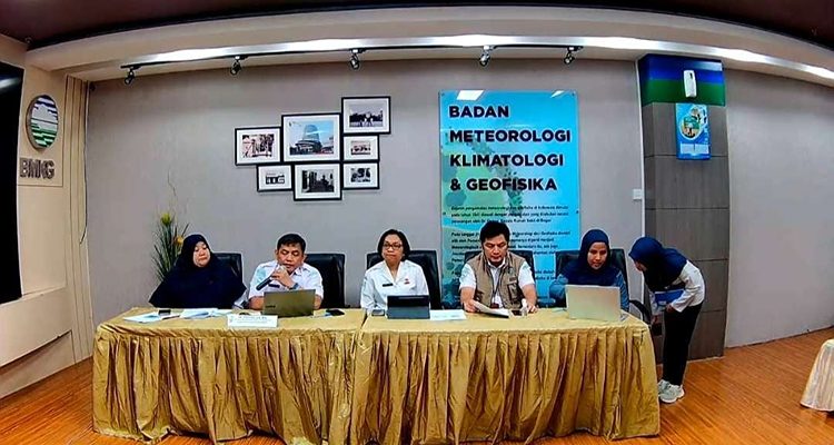 Foto: Direktur Gempa Bumi dan Tsunami BMKG, Daryono (dua dari kiri) saat menghadiri konferensi pers daring 'Gempa M8.7 Kamchatka, Rusia, Berpotensi Tsunami di Wilayah Indonesia' melalui Zoom, Rabu (30/7/2025) (Foto: RRI/Annisa/Tangkapan Layar)