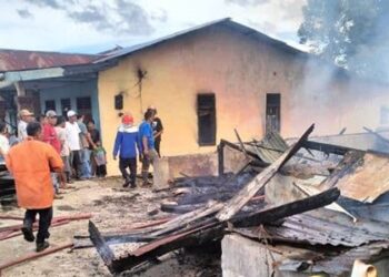 Foto: Tiga Rumah dan Satu Sepeda Motor Terbakar Habis di Dairi 5