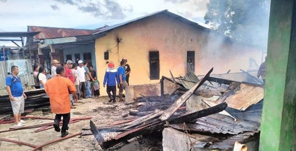 Foto: Tiga rumah dan sebuah sepeda motor ludes terbakar di Kabupaten Dairi, Selasa (22/7/2025).(foto: istimewa)