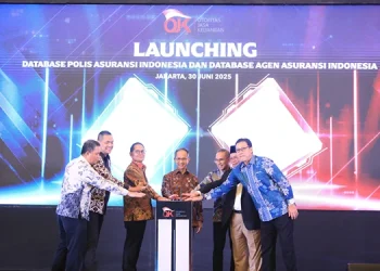 Ketua Dewan Komisioner OJK, Mahendra Siregar, bersama Kepala Eksekutif Pengawas Perasuransian, Penjaminan, dan Dana Pensiun, Ogi Prastomiyono melakukan peluncuran Database Agen Asuransi Indonesia dan Database Polis Asuransi Indonesia, di Jakarta, Senin.(Dok:OJK)