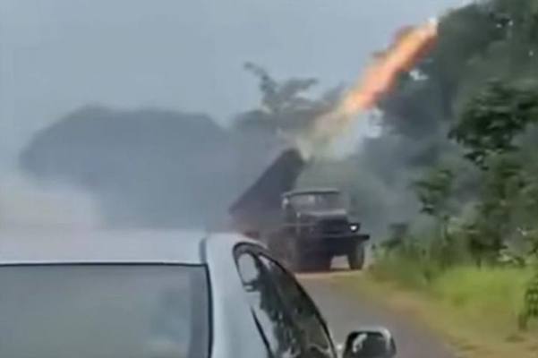 Foto: Militer Kamboja yang melepaskan tembakan.(Foto: The Bangkok Post)