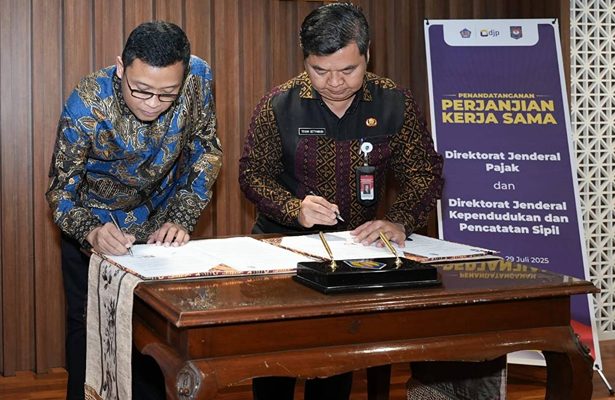 Foto: Dirjen Pajak Kemenkeu Bimo Wijayanto bersama dengan Dirjen Dukcapil Kemendagri Teguh Setyabudi menandatangani perjanjian kerja sama di Gedung Cakti KPDJP, Selasa, 29 Juli 2025.(Dok:DJP)