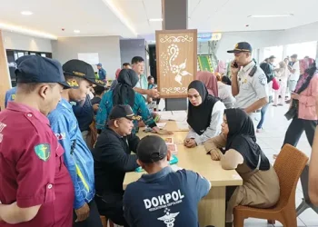 Foto: Puluhan Penumpang KM Tunu Pratama Jaya Berhasil Diselamatkan 7