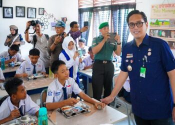 Foto: Rico Waas Tinjau Langsung Pelaksanaan di SMPN 20 5