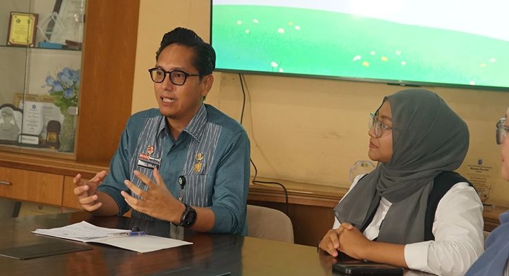 Foto: Wali Kota Medan Rico Waas saat menghadiri podcast dalam rangka menyambut Hari Anak Nasional 2025, Jumat (18/7/2025).(Dok:Diskominfo Medan)