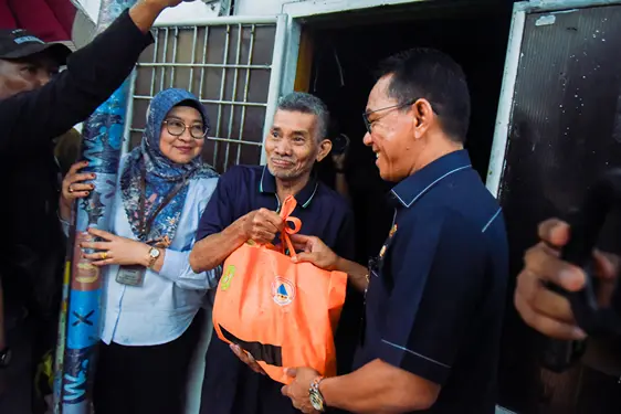 Foto: Wakil Walikota Medan, H Zakiyuddin Harahap menyerahkan bantuan kepada para korban yang terkena angin puting beliung di Kota Medan beberapa waktu lalu.(Dok:Diskominfo Medan)
