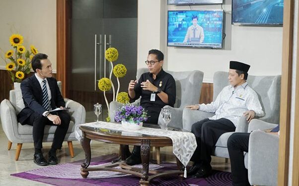Wali Kota Medan Rico Waas (tengah) menjadi narasumber pada program dialog Kupas Tuntas di Stasiun TVRI Medan, Selasa (15/7/2025).(Ist)