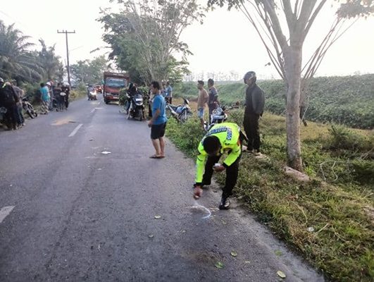 Foto: Petugas Satlantas Polres Batu Bara melakukan olah TKP laka lantas yang menewaskan 2 mahasiswa. (Foto: Dok:Humas Polres Batu Bara)