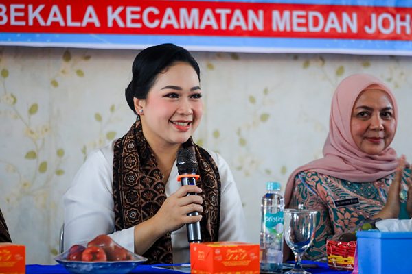 Foto: Ny Airin Rico Waas pada pertemuan Pembinaan Pola Asuh Anak dan Remaja (PAAR) TP PKK Kota Medan di Kelurahan Kwala Bekala, Kecamatan Medan Johor, Kamis (17/7/2025).(Dok:Diskominfo Medan)