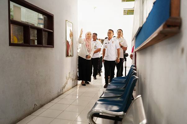 Foto: Wakil Wali Kota Medan H. Zakiyuddin Harahap melakukan peninjauan ke Puskesmas Pembantu (Pustu) Tembung Kota di Jalan Letda Sujono, Gang Kesehatan, Kec. Medan Tembung, Rabu (23/7/2025).(Dok:Diskominfo Medan)