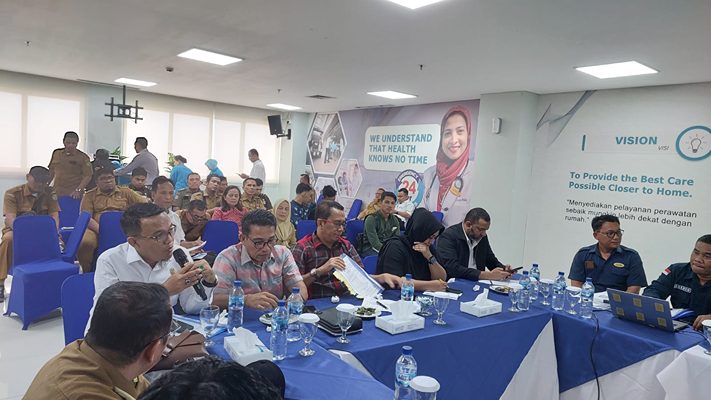 Foto: Pertemun Komisi IV DPRD Medan dengan jajaran RS Columbia Asia Aksara membahas sistem pengelolaan limbah B3 dan izin SLF RS tersebut, Senin (14/8/2025).(Ist)
