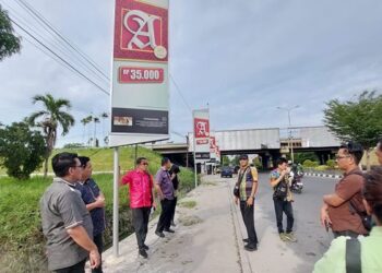 Foto: DPRD Medan Desak Satpol PP Bongkar Papan Reklame 9