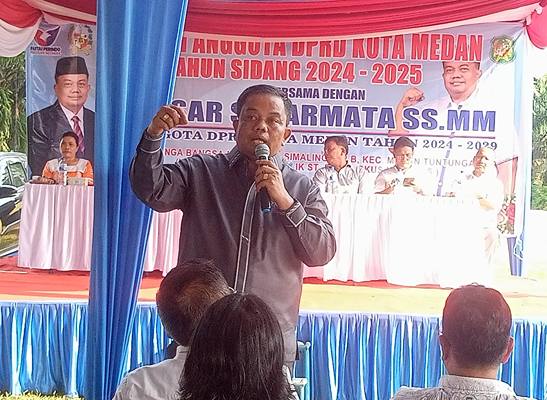 Foto: Anggota DPRD Kota Medan Binsar Simarmata merespon keluhan warga saat mengelar Reses III Masa Sidang III Tahun 2024-2025, Minggu (27/7/2025). (Foto robenson sidabariba)