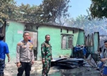 Foto: Sebuah Rumah di Gang Rela, Medan Labuhan Terbakar 7