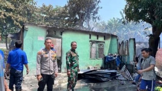 Foto: Sebuah bangunan semi permanen di Gang Rela, Kecamatan Medan Labuhan mengalami kebakaran, pada siang hari Senin (28/7/2025).(Istimewa)