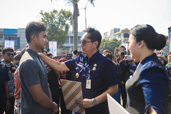 Foto: Pemko Medan melalui Dinas Pendidikan dan Kebudayaan telah menebus sebanyak 168 ijazah yang lama tertahan di sekolah akibat tunggakan biaya pendidikan, terdiri atas 37 ijazah SD dan 131 SMP.(Dok:Diskominfo Medan)