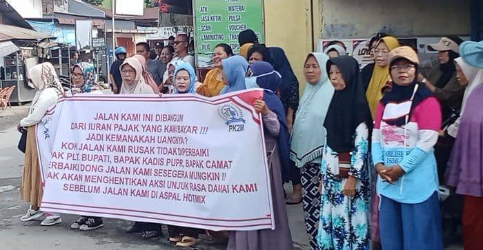 Foto: Warga akan kembali blokir jalan karena Pemkab Deli Serdang dinilai tidak tepat janji. (foto:sembiring/mistar)