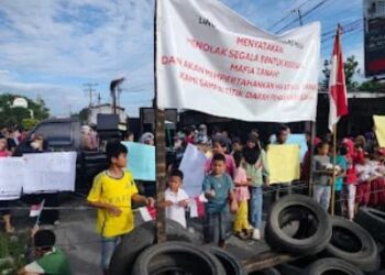 Foto: Warga Deli Serdang Blokade Jalan, Tolak Eksekusi Lahan Eks HGU 1
