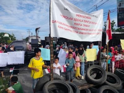 Foto: Aksi blokade jalan warga di Kabupaten Deli Serdang pada Jumat (8/8/2025). (Foto: Istimewa)