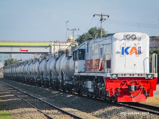Foto: KAI Divre I Sumut berhasil mengangkut total 55.828 ton barang, yang merupakan kenaikan 21% dibandingkan dengan bulan sebelumnya, Juni 2025, yang tercatat sebanyak 46.054 ton.(Dok:KAI Divre I SU)