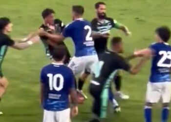 Foto: Baku Pukul di Laga Real Betis vs Como, Pemain Pukul Rekan Sendiri 3