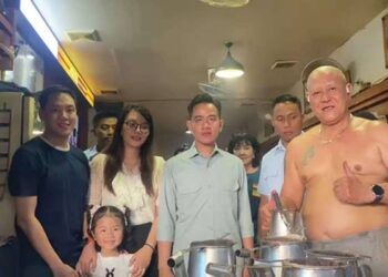 Foto: Wapres Gibran Sarapan di Kopi Asiang Pontianak, Pemilik Warung Merasa Paling Bahagia 7