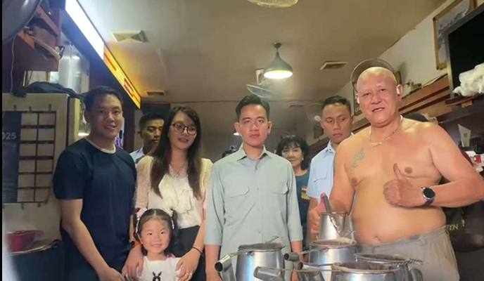 Foto: Wakil Presiden (Wapres) Gibran Rakabuming Raka (tengah) berfoto bersama Koh Asiang (kanan) usai sarapan pagi di tokonya, di Jalan Merapi, Pontianak, Sabtu (23/8/2025) (Istimewa)