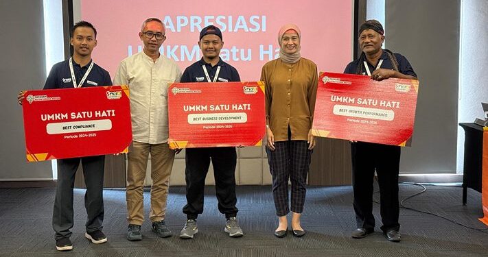 Ketua Yayasan AHM, Ahmad Muhibbuddin (kedua dari kiri), bersama CSR Manager AHM, Catur Sri Wulandari, berfoto bersama pelaku UMKM binaan dalam kegiatan Boothcamp UMKM Satu Hati di Purwakarta, Jawa Barat.(Ist)