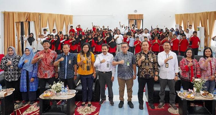 Foto: Kepala Dinas Sosial Kota Medan Khoiruddin Rangkuti meninjau diabadikan bersama pejabat Kementerian PUPR di Sekolah Rakyat Sentra Bahagia Medan, Jumat (8/8/2025).(Ist)