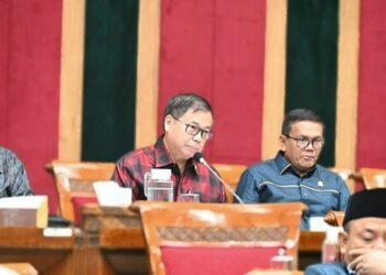 Foto: Rapat Kerja DPR: Mendiktisaintek Tanggapi Kritik Anggota DPR Soal Diskriminasi Perguruan Tinggi Swasta 8