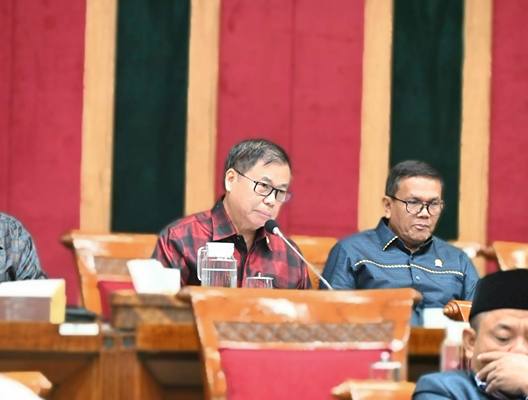 Foto: Anggota Komisi X DPR RI, dr. Sofyan Tan, melontarkan kritik keras terhadap beberapa kebijakan Kemendiktisaintek dalam rapat kerja di Gedung DPR RI.(Ist)