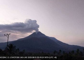 Foto: Baru Diturunkan Jadi Level Siaga, Gunung Lewotobi Laki-laki Erupsi 1.500 Meter 1