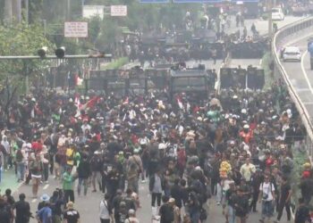 Foto: Demonstrasi di Jakarta Disorot Media Asing, Isu Tunjangan DPR dan Kenaikan Biaya Hidup Jadi Pemicu 6