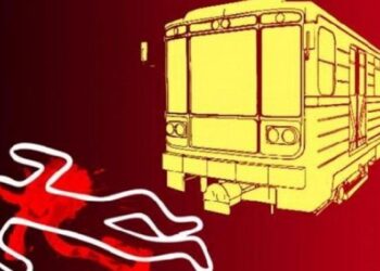 Foto: Seorang Pria Tewas Tertabrak Kereta Api saat Memotong Rumput 7
