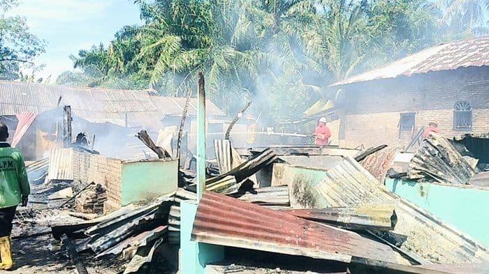 Foto: Tiga unit rumah warga di Dusun II, Desa Mandarsah, Kecamatan Medang Deras, Kabupaten Batu Bara, hangus terbakar.(foto:Polsek)
