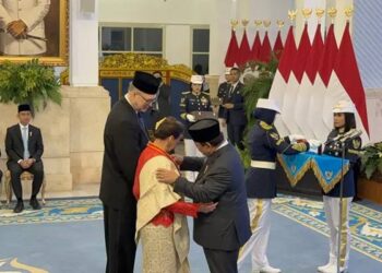 Foto: Presiden Beri Tanda Kehormatan RI, Seniman Legendaris Terima Penghargaan 6