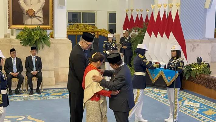 Foto: Presiden Prabowo Subianto memberi tanda kehormatan kepada sejumlah pelaku seni Indonesia. (Liputan6.com/Ady Anugerahadi)