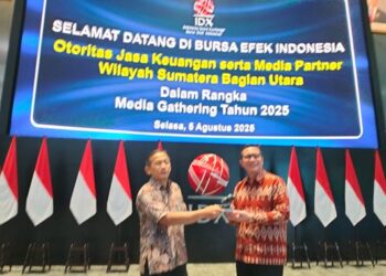 Kepala OJK Provinsi Sumut Khoirul Muttaqien (kiri) memberikan cendramata kepada Jeffrey Hendrik, Direktur Pengembangan PT Bursa Efek Indonesia (kanan) di Kantor PT BEI Jakarta  Kamis (05/08/2025).(SeputarSumut Asiong)