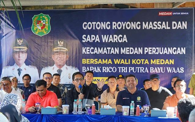 Foto: Wali Kota Medan, Rico Tri Putra Bayu Waas secara seksama mendengarkan keluhan dan permasalahan warga pada kegiatan Sapa Warga yang digelar di Kelurahan Sei Kera Hilir II, Kecamatan Medan Perjuangan, Sabtu (2/8/2025).(Dok:Diskominfo Medan)