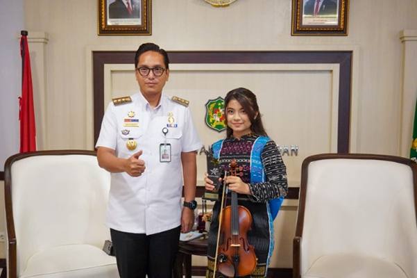 Foto: Wali Kota Medan, Rico Tri Putra Bayu Waas, menerima audiensi violis remaja Qiara Asqa, peraih Gold Award Kategori Musik di ajang Asia All Festival, Korea.(Dok:Diskominfo Medan)